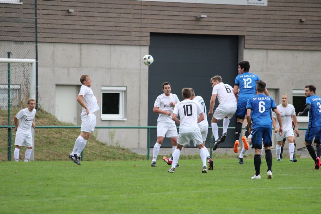 Marco Müller (12) steigt am höchsten, doch sein Kopfball bringt kein Erfolgserlebnis.