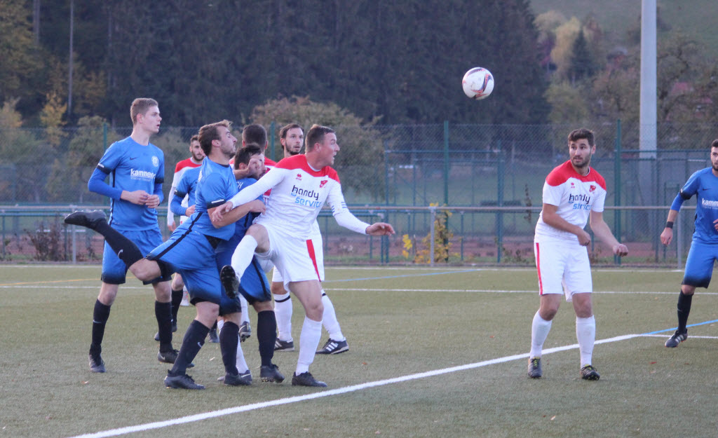Nach einer Ecke gab es ein Kopfballduell, Spielführer Ralf Kammerer reagierte am schnellsten und schoss den Abpraller zum 1:0 ein.