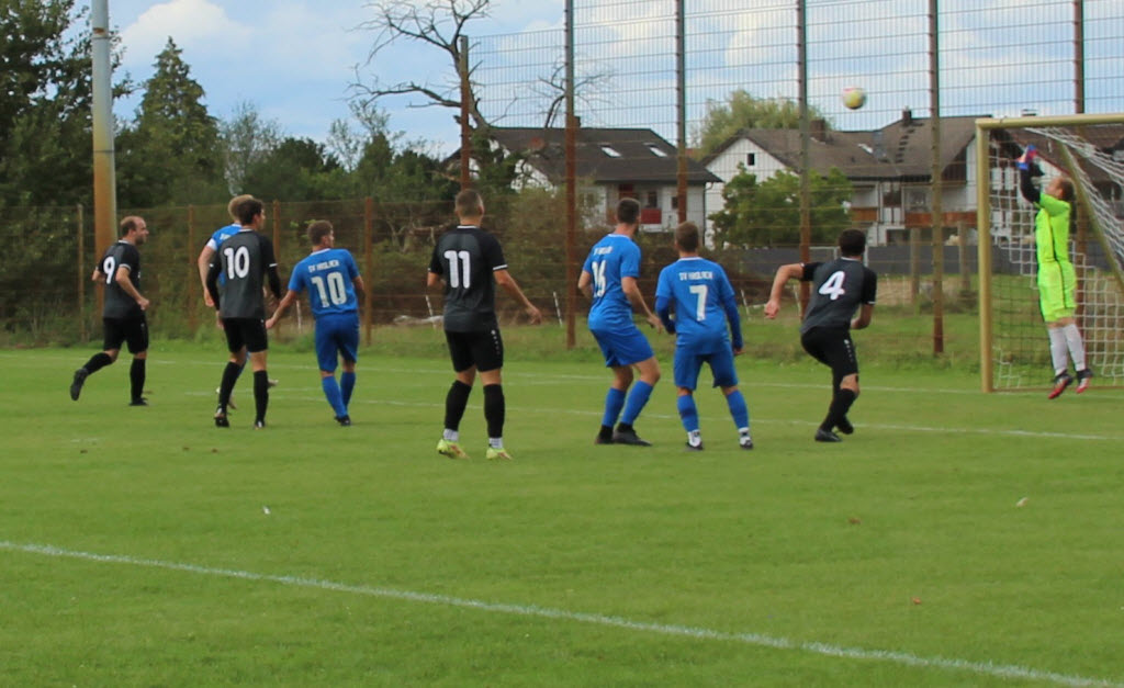 In dieser Situation kann Keeper Daniel Schmieder noch abwehren, später unterlief ihm der Fehler zum 1:0