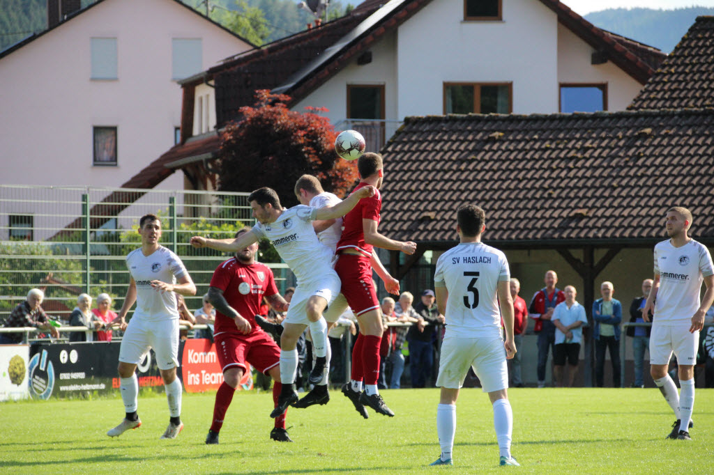 Robin Schmidt (3.v.r.) geht zum Kopfballduell gegen Luka Schmieder (hinten) und Lukas Moser
