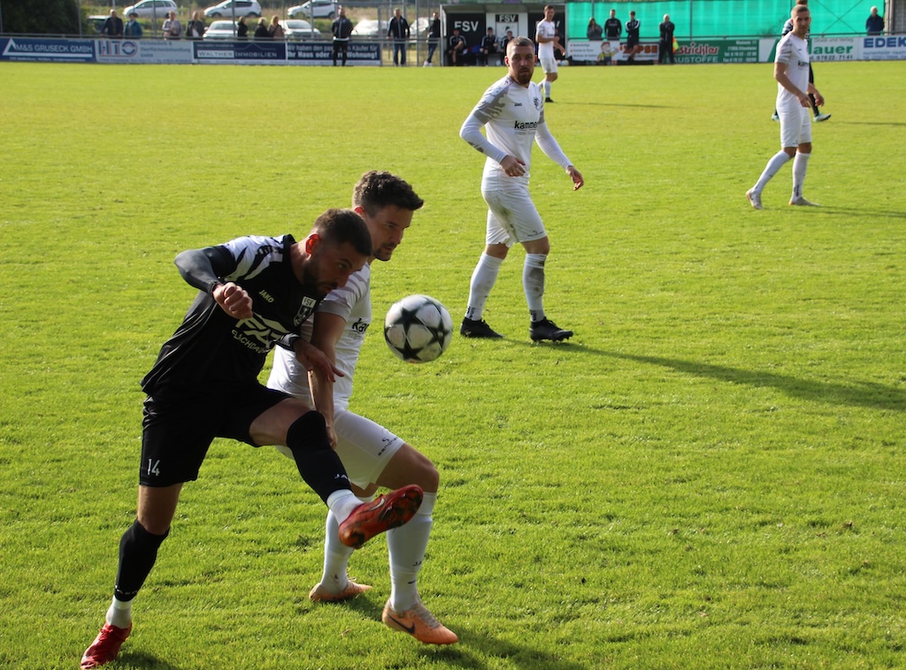 Benni Bruckner (10) springt höher als Torhüter Daniel Roos und trifft anschließend mit dem Fuß zum 1:1 Ausgleich für den SV Haslach