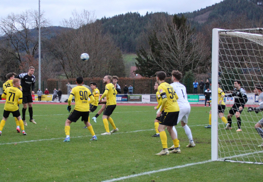 Luka Schmider (3.v.r.) köpft nach einer Ecke aufs Tor, Torhüter Bolz (re:9 ist geschlagen, Torhüter Philipp Walter steht in der Flugbahn, doch Spielführer Samuel Brucker (54) köpft das Leder noch von der Linie