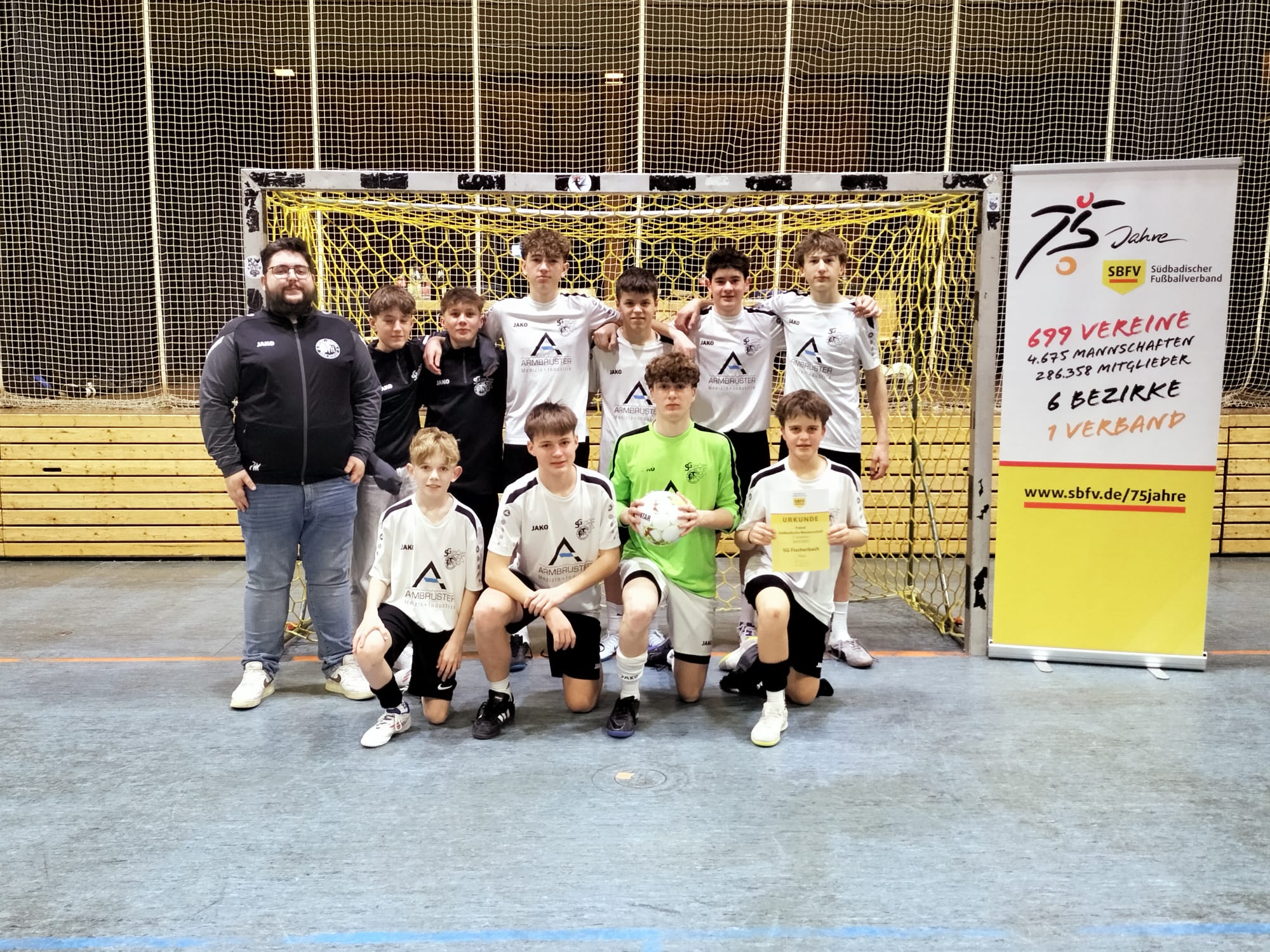 Stehend von links: Tim Müller (Trainer), Milo Walter, Luis-Pepe Ramsteiner, Nils Flach, Janis Nitzsche, Fabio Ringwald, Dylan Hämmerle Knieend von links: David Kech, Oskar Blattert, Lasse Hanske, Jarne Meßmer