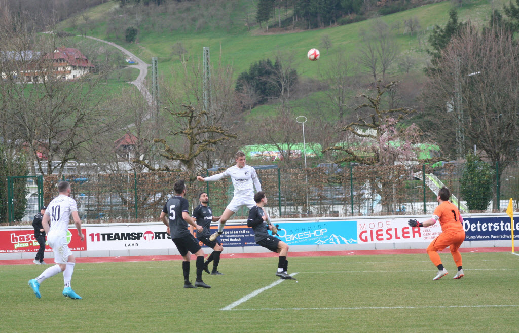In anderen Dimensionen: Luka Schmieder überspringt alle, auch wenn der Kopfball über das Tor geht, einfach sehenswert