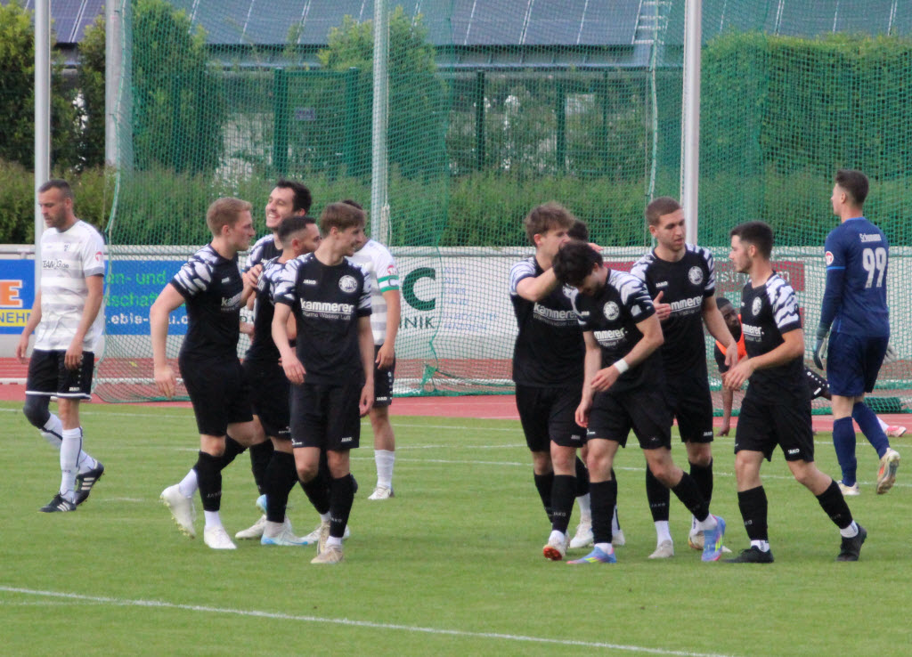 Glückwünsche für Joel Silzer (5. v.r.) nach seinem zweiten Treffer, 3.v.l. ist Vorbereiter Marco Müller