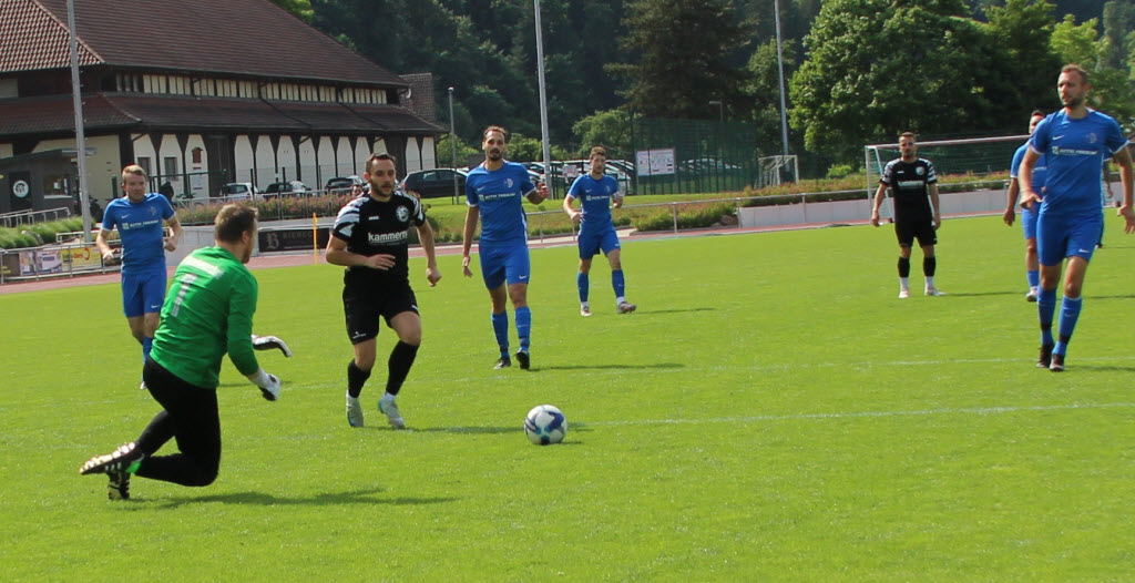 Endlich ist der SVH mal durch, doch Keeper Dirk Haase ist einen Schritt schneller als Giulio Tamburello