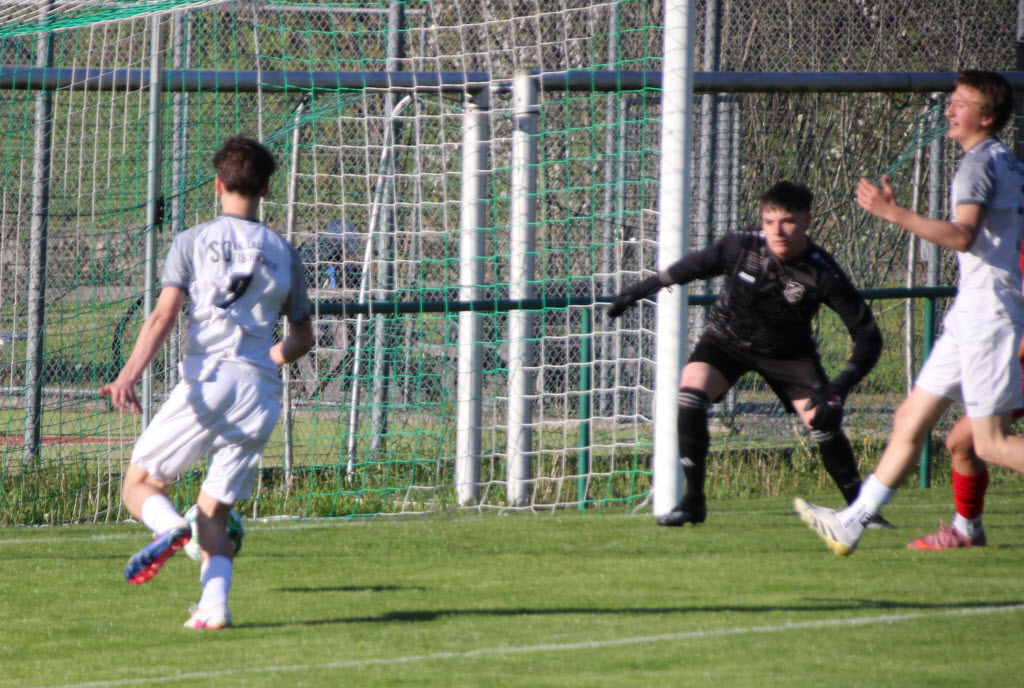 vNach einem Querpass von Janis Nitzsche erzielt der mitgelaufene Lasse Hochstein die frühe 0:1 Führung