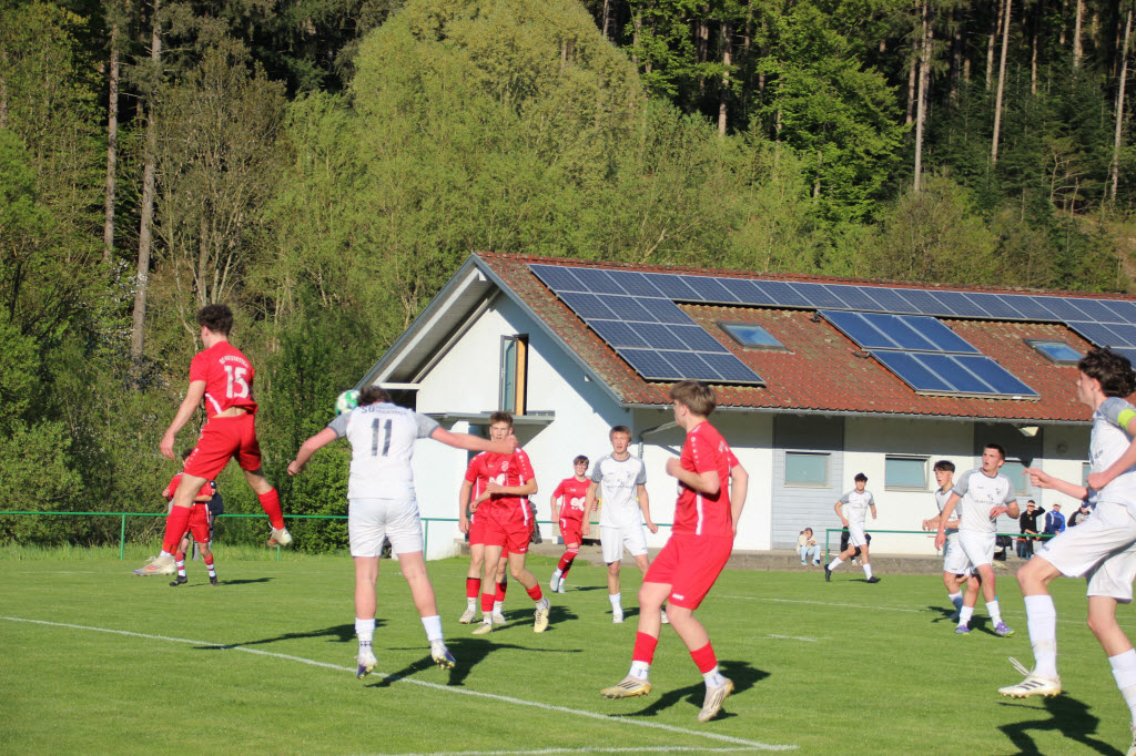 Levin Zanger trifft den Ball mit dem Kopf nicht perfekt, trotzdem landet der Ball zum 0:2 im Netz