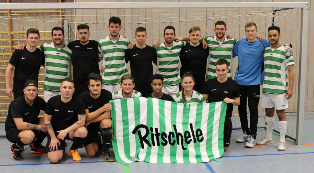 Standen sich im Finale des Silvester-Cups gegenüber: Der FC Butterfly Effect (in schwarz) und Ritschele 1/2 (in grün/weiß).