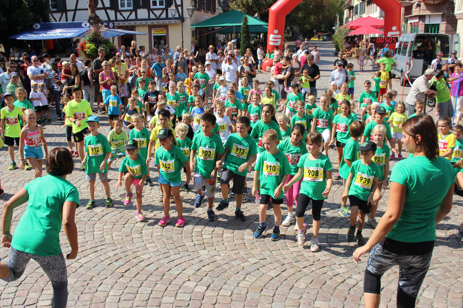 Gemeinsames Auflockern vor dem Lauf macht Spaß, die Kids machen das vorbildlich