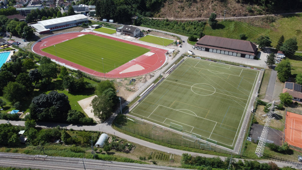 Luftaufnahme der SVH-Sportanlage: Rasenplatz mit Laufbahn links und Kunstrasenplatz rechts.