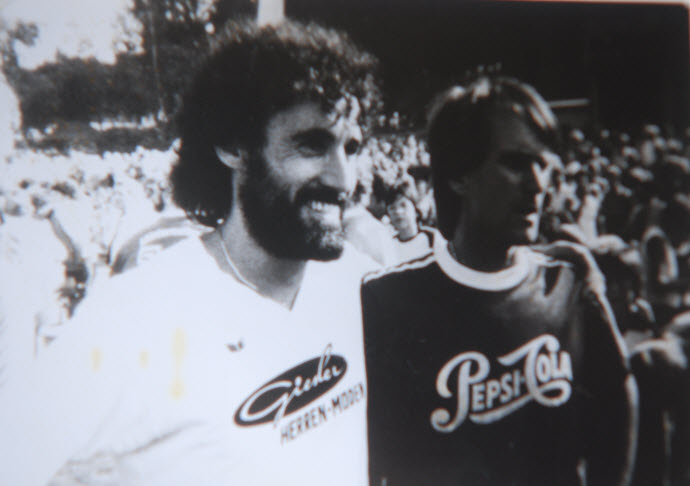 Ein grosser Star und sein groesster Fan Hans Gutmann und Weltmeister Wolfgang Overath