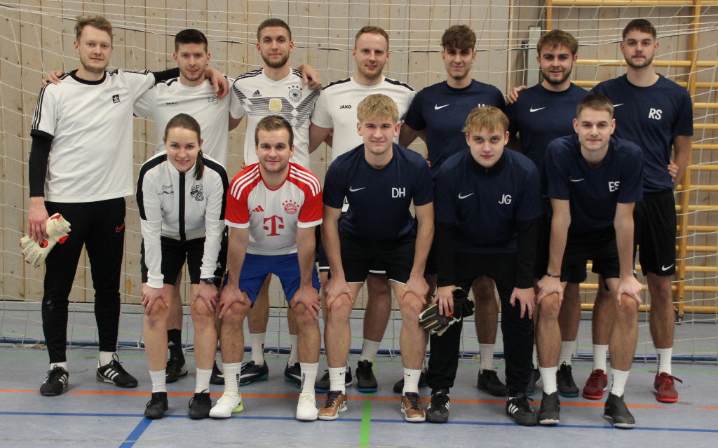 Im Finale um den 9m-König standen sich die beiden treffsichersten Teams von Kickers (weiße Trikots) und dem Titelverteidiger Flipper Boys (dunkelblau) gegenüber, der Titelverteidiger gewann knapp mit 3:2.