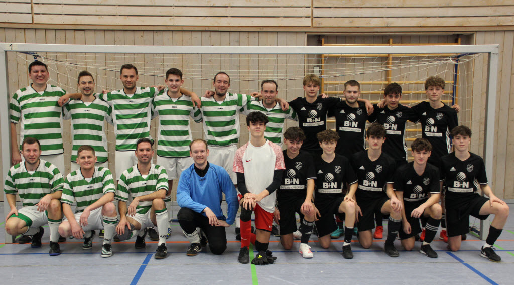 Finalgegener beim Silvester-Cupwaren das Team "Bambi" (schwarze Trikots) und "Ritschele (grün/weiß). Die junge Truppe der Bamibs setzte sich dabei mit 2:0 durch und gewann überraxchend den Silvester-Cup2024