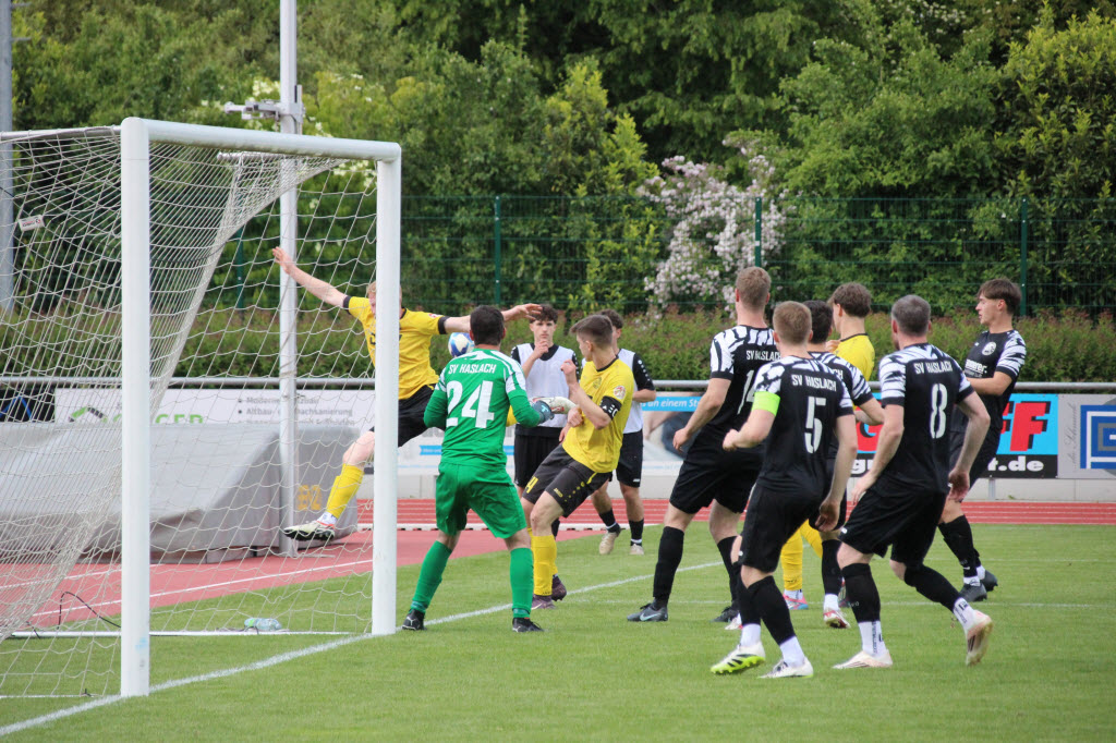 Dicke Luft 1: Das änderte sich in Halbzeit 2 nach dem 3:1 Anschlusstreffer, der FV Sulz wurde agiler