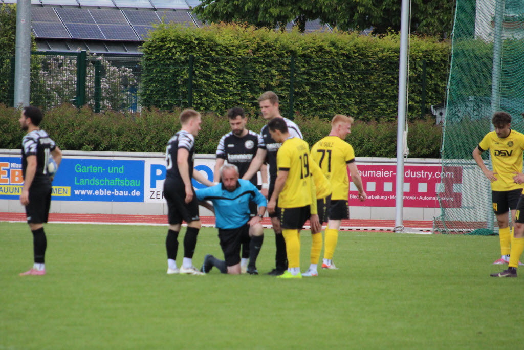Dicke Luft 2: Schiedsrichter Erich Schmieder blieb die Luft weg, als er versehentlich von einem Schuss getroffen wurde