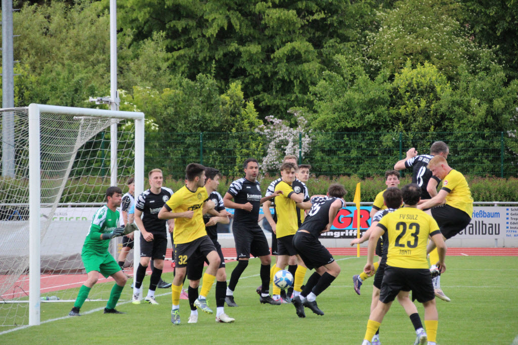 Dicke Luft 3: Mit 9 Spielern stemmte sich der SVH vor dem eigenen Tor gegen die Gäste